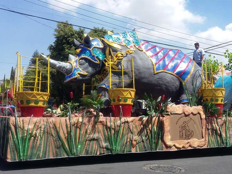 renta-de-carros-alegoricos-para-desfiles