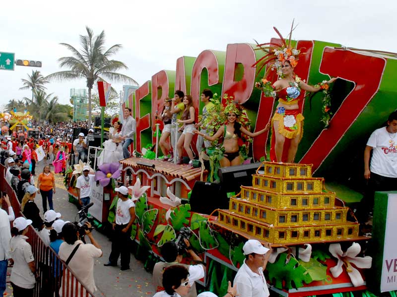 Los carros alegóricos son ocupados como medio publicitario, recurso para fiestas tradicionales, o en su caso para ambas aplicaciones. Esto quiere decir que no solo puede transmitir un mensaje publicitario, sino emoción, festejo y alegría. Para lograr lo mencionado anteriormente es necesario un buen diseño, creatividad y un claro mensaje.